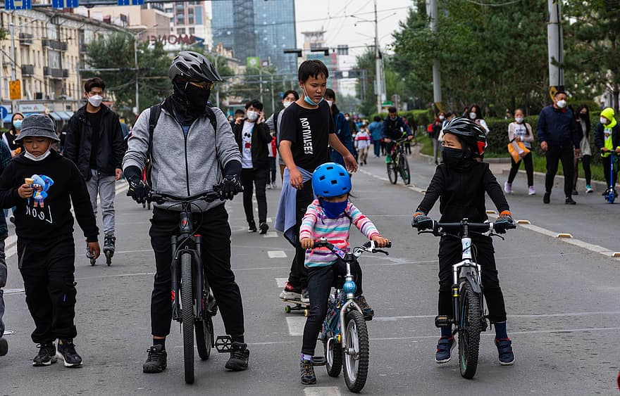 साइकिलें, लोग, सड़क, बच्चे, बाइक, बाइकिंग, सायक्लिंग, नो कार डे, कार का दिन, वॉकिंग डे, शहरी