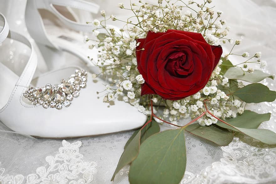 ローズ、フラワーズ、結婚式の靴、結婚式、赤いバラ、ジプソフィラ、靴、白い靴、咲く、葉、結婚式のモチーフ