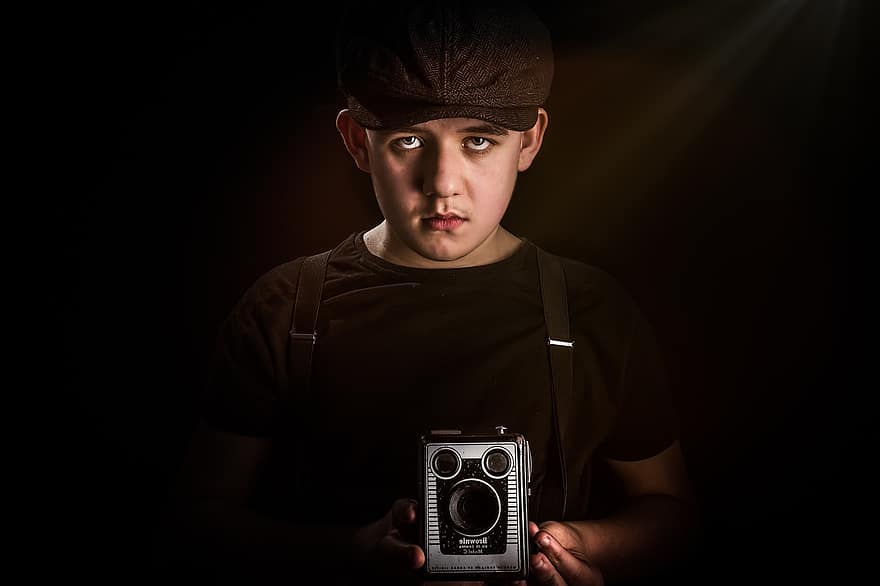 chlapec, Fotoaparát, vinobraní, antický, retro, starý fotoaparát, víčko, mladý, póza, temný, portrét