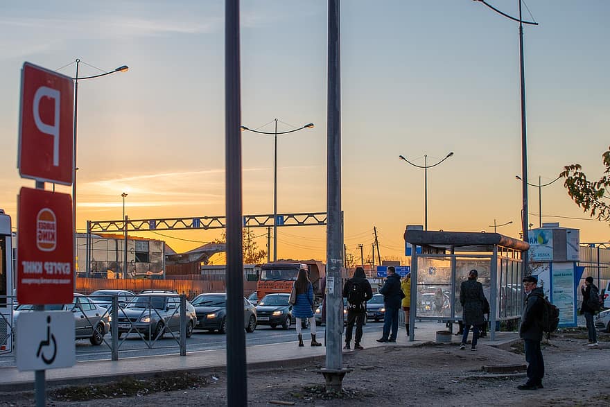 ponto de ônibus, passageiros, perm, por do sol, pessoas, esperando, crepúsculo, tarde, Rússia, estrada, viagem
