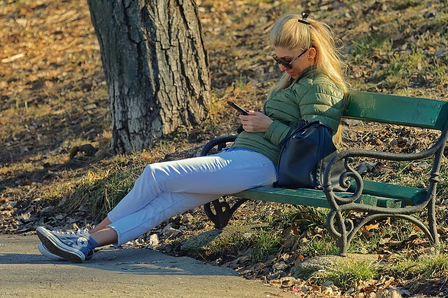 жена, смартфон, отпускащ, пейка, парк, един човек, начин на живот, седнал, дете, есен, Дами