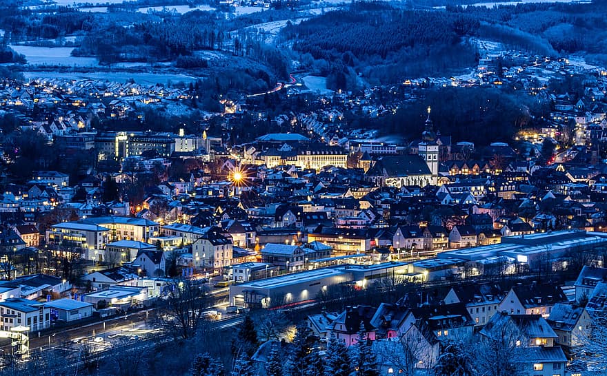 atendimento, cidade, noite, tarde, Sauerland, Alemanha, paisagem urbana, hora azul, luzes, inverno, iluminado