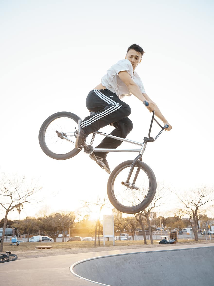 Parque de skate, ciclista, bicicleta, pula, atleta, esporte radical, esporte, cara, jovem