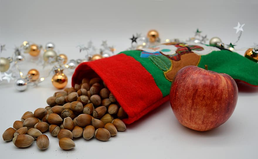 Mikołaja, motyw świąteczny, Adwent, Sezon adwentowy, Boże Narodzenie, świąteczny nastrój, orzechy, jabłko, buty Nicholas, świąteczne dekoracje