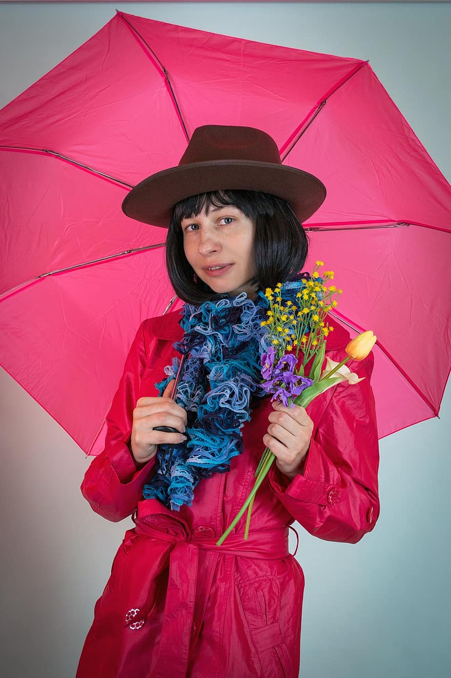 mujer, bufanda, paraguas, las flores, ramo de flores, capa, sombrero, pelo oscuro, sonreír, persona