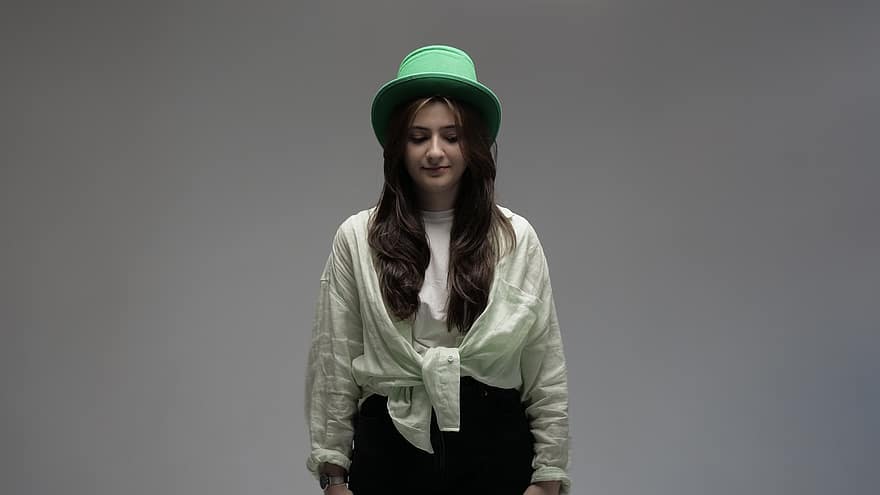 niña, Moda, retrato, mujer, sombrero, Ropa verde, sombrero verde, estilo, pensativo, mira abajo, una persona