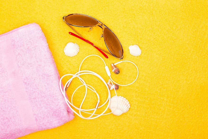 fons d'estiu, fons, ulleres de sol, auriculars, tovallola, fons groc, moda