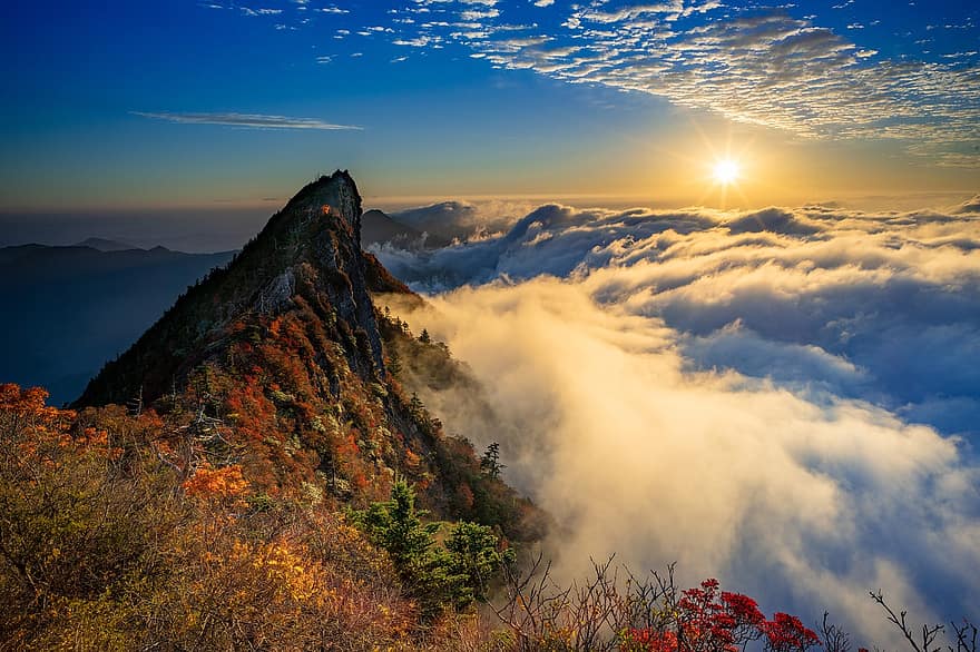 планина, връх, изгрев, слънце, слънчева светлина, сутрин, облак, море от облаци, пейзаж, панорамен, есенни листа