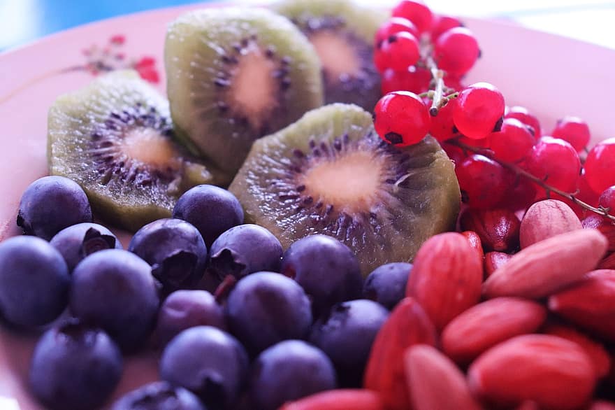 Beeren, Blaubeeren, Mandel, Kiwi, Johannisbeeren, Früchte, Lebensmittel, gesund, frisch, Frühstück, köstlich