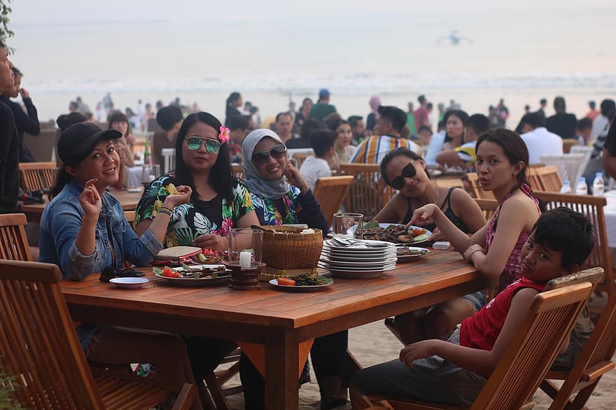 keluarga, restoran, makan, makanan laut, ikan, pantai, Bali, orang-orang, persahabatan, masa kecil, perjalanan