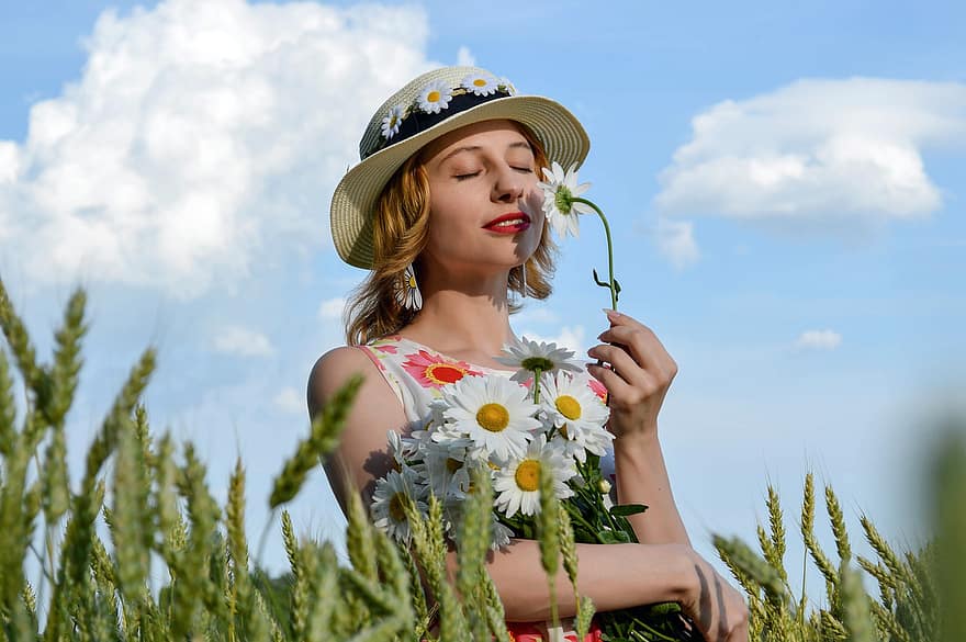 campo, mulher, trigo, chapéu, flores, grama, no verão de, natureza, sorriso, cesta, sorridente