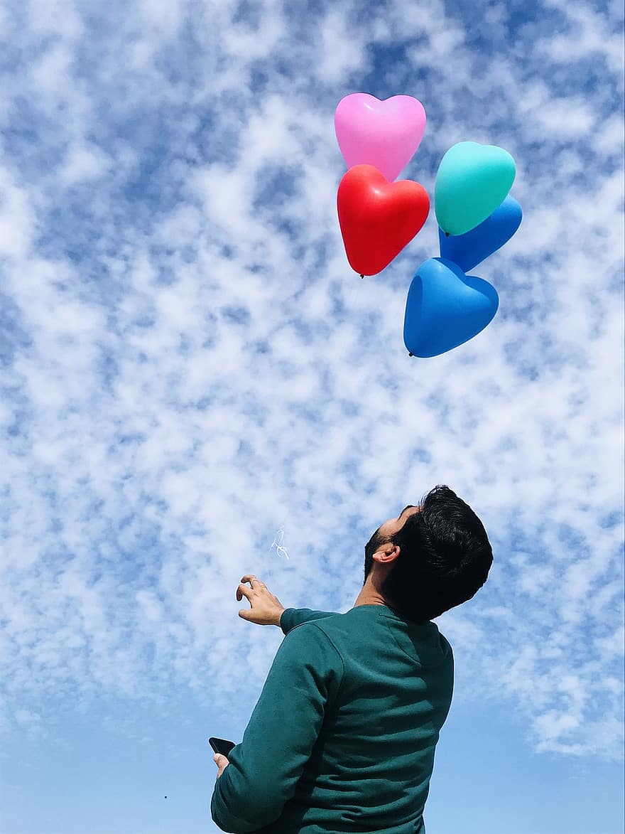 palloncini, uomo, uomo indiano, palloncini cuore, cielo, nuvole, cielo blu, galleggiante, palloncini galleggianti, India, alzando lo sguardo