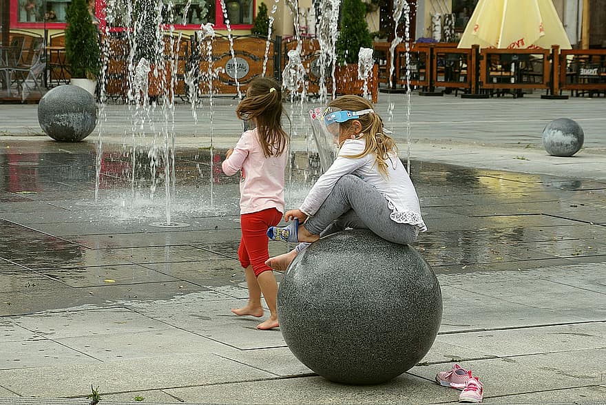 фонтан, сфера, дети, сидящая девушка, Козырек на голове, Корона вирус, COVID-19, здоровье, воды, летом, веселье
