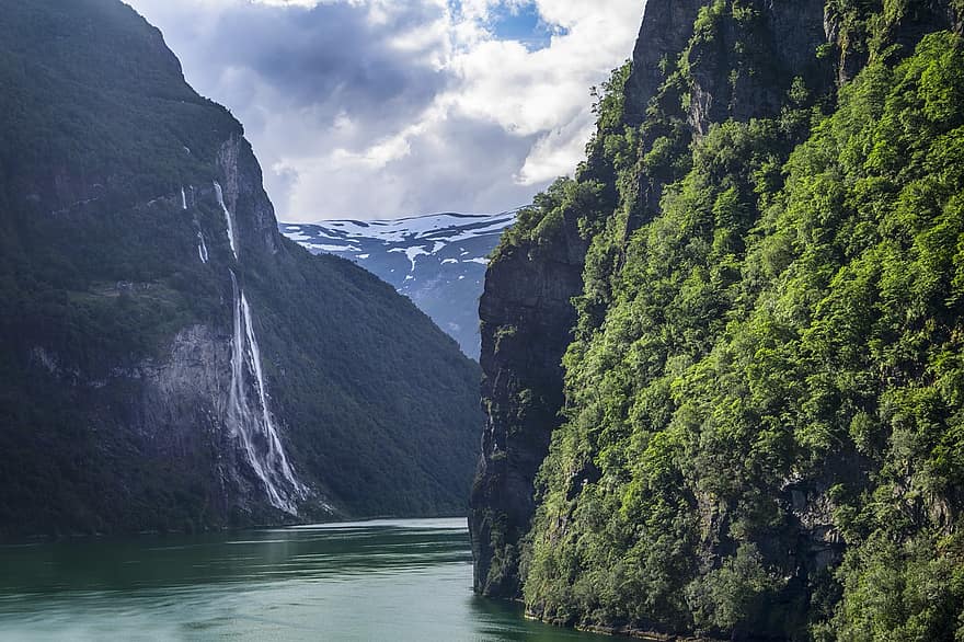 wodospad, rzeka, góry, drzewa, las, wegetacja, morze, niebo, chmury, fiordy, Norwegia