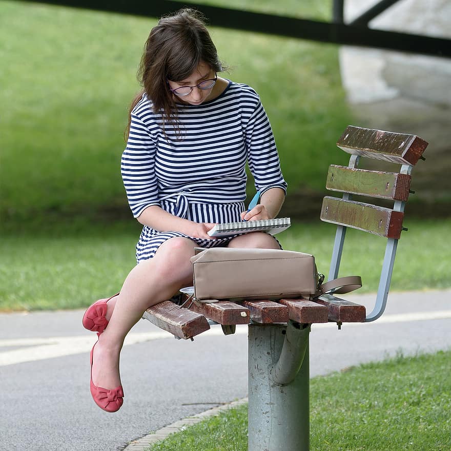 dívčí, sedící, lavice, dřevěný, parka, malování, list, notebook, brýle, letní, aktivita