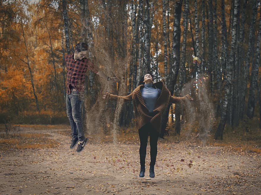 mujer, hombre, levantar por levitación, joven, otoño, hojas, bosque, polvo, pelo, felicidad, alegría