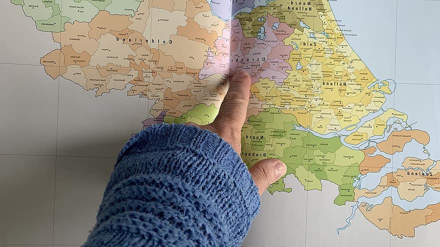 karte, Nīderlande, pirkstu, norādot, atlants, valstī, kartes lasīšana
