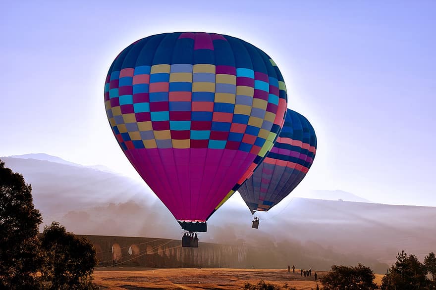 hőlégballonok, ballonos, repülő, hőlégballonozás, köd, ködös, hegyek, vidéki táj, természet, hajnal