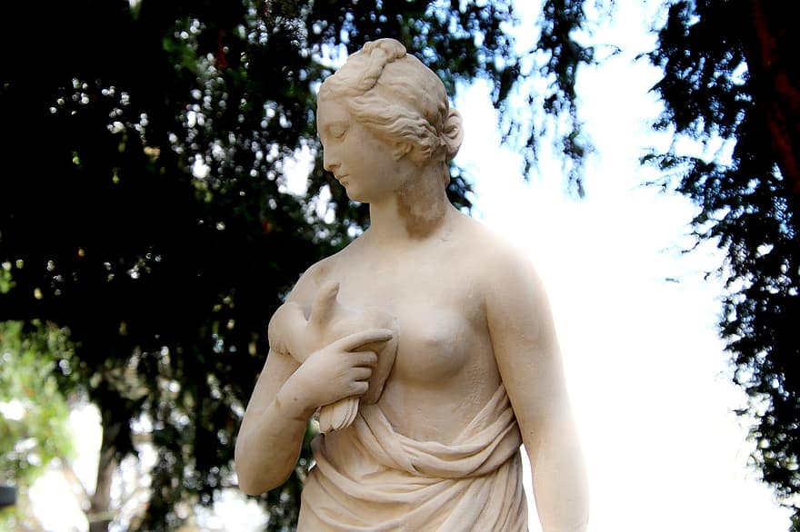 skulptur, stein statue, pierre størrelse, lys beige farge, ung kvinne, vakker, offentlig hage, trær om høsten, høstfarger