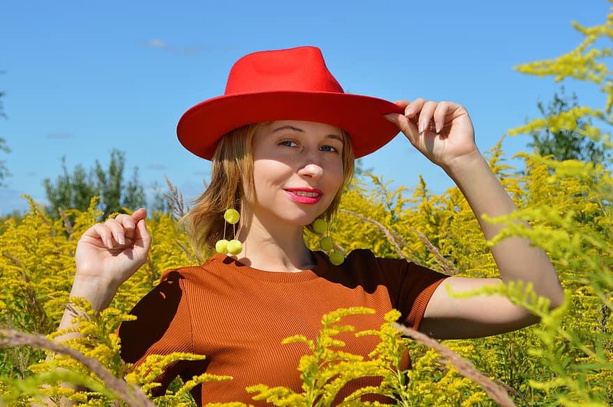 жінка, червоний капелюх, поле, квіти, рослини, флора, цвітіння, дівчина, посмішка, щасливі, поза