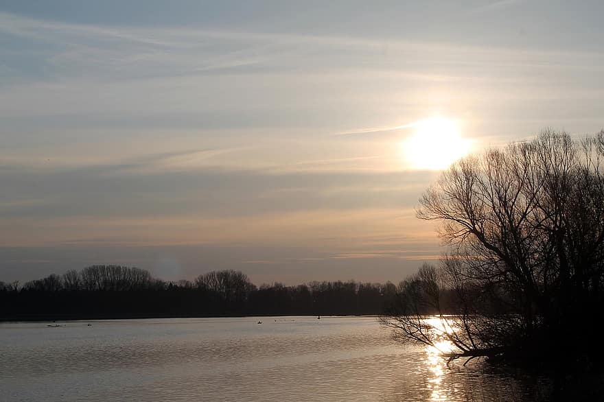 puesta de sol, río, reflejo, reflexión, silueta, contraluz, banco, orilla del río, arboles, bosque, luz del sol