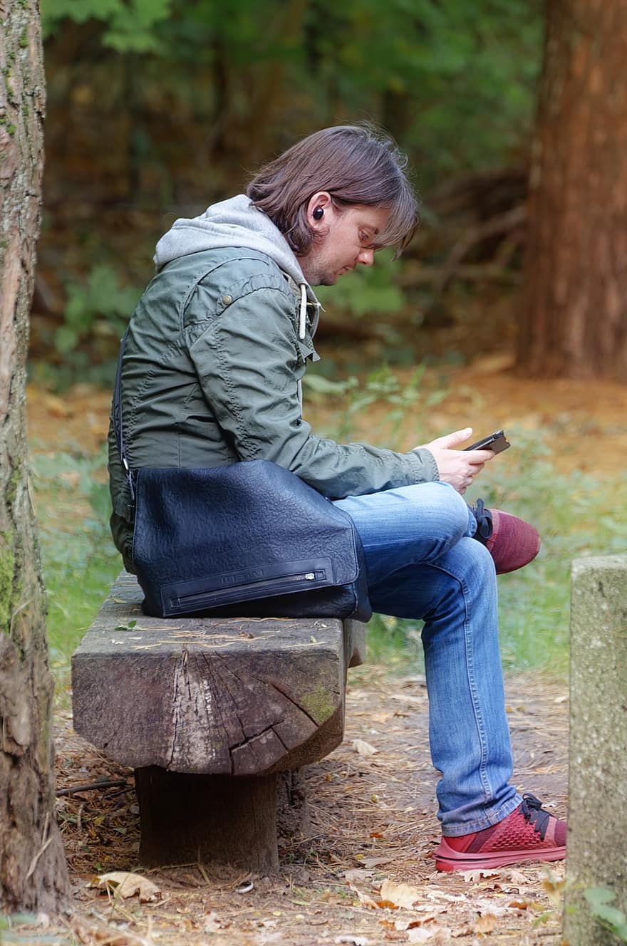 رجل ، مقعد الحديقة ، منتزه ، هاتف ذكي ، مقعد ، غابة