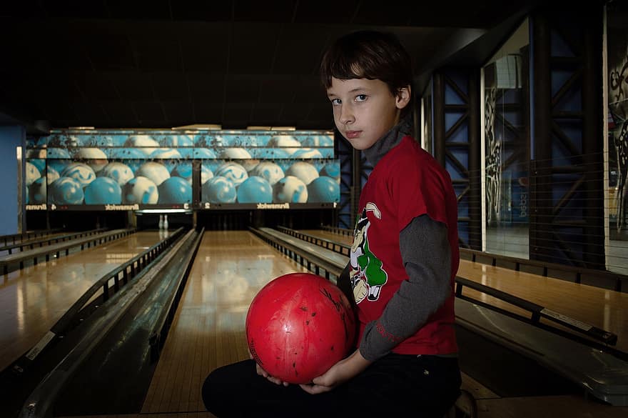 anak laki-laki, anak, bowling, dalam ruangan, satu orang, olahraga, melihat kamera, masa kecil, menyenangkan, bermain, laki-laki