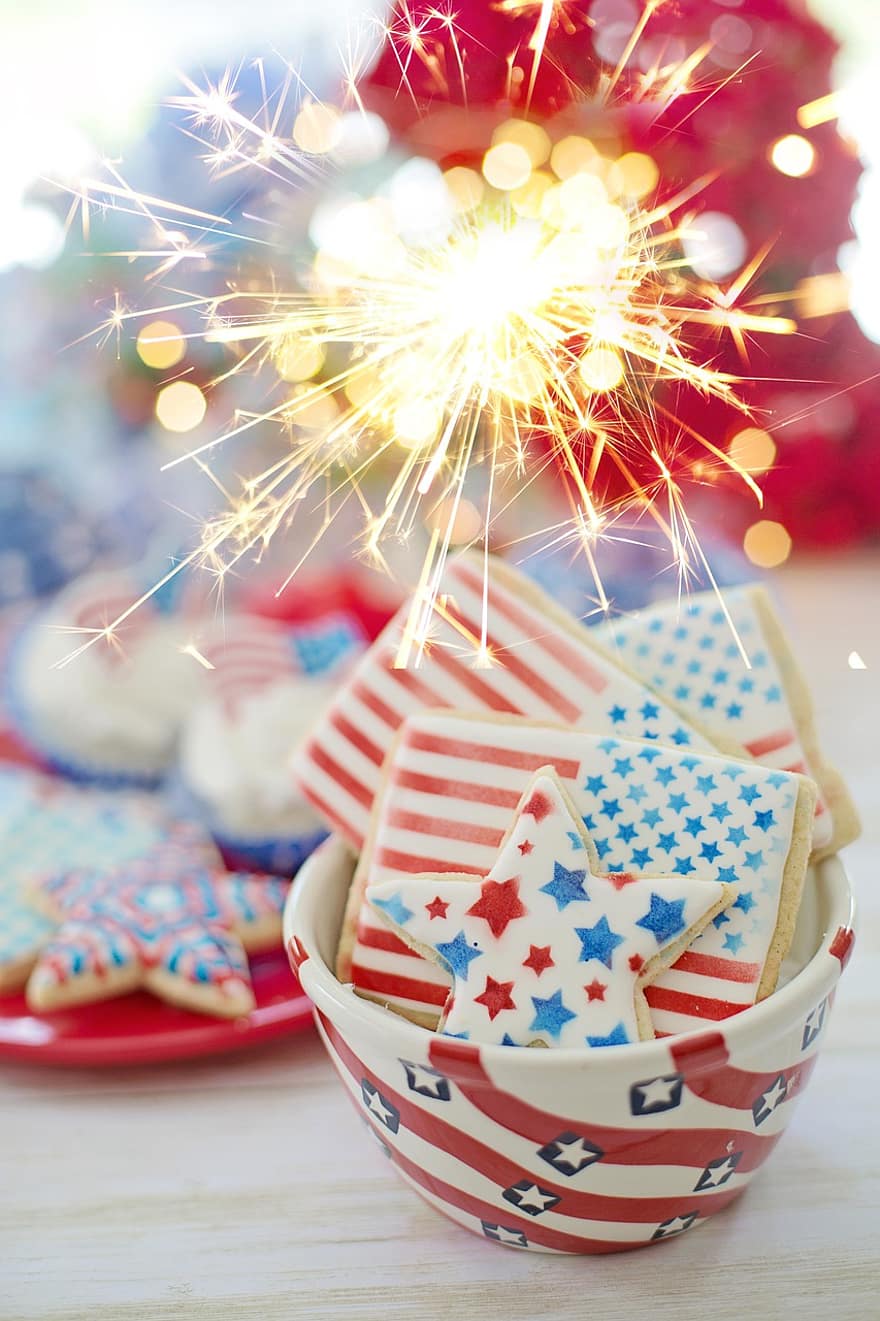 le quatre juillet, biscuits, fête, cierge magique, le 4 juillet, le jour de l'indépendance, patriotique, glaçage royal, traite, bonbons, décoré