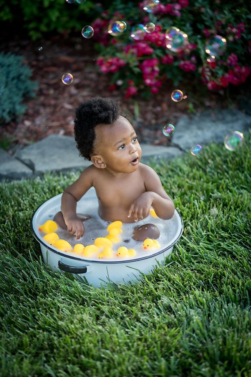 bebê, criança, bolhas, banho, feliz, pessoas, afro-americano, exterior, jardim