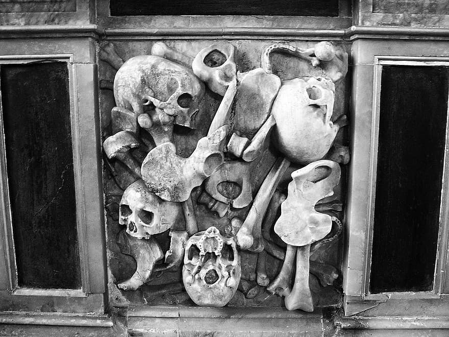 sarkofag, udskæring, british, engelsk, englisch kirke, krypt, grav, kirkegård, knogler, kranium, skelet
