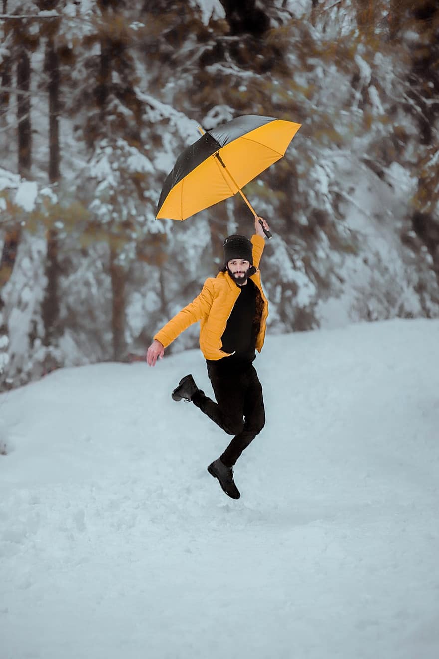 hombre, invierno, actitud, retrato, saltar, modelo, joven, masculino, chaqueta amarilla, paraguas amarillo, chaqueta