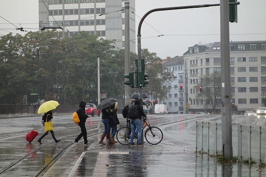 paraigua, pluja, vianants, bicicleta, maleta, ciutat, urbà, carretera, caure, semàfor, trist