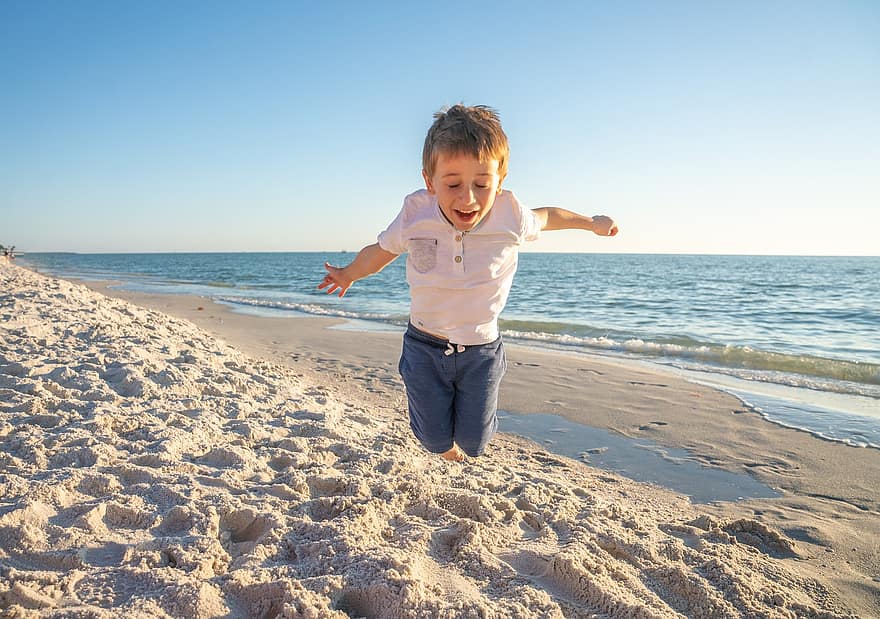 criança, Garoto, de praia, pulando, feliz, ao ar livre, alegria, período de férias, verão, felicidade, alegre
