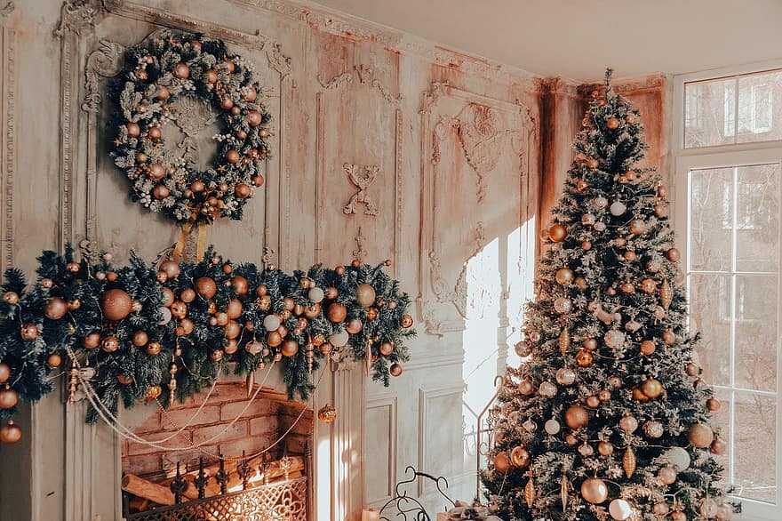 クリスマス、クリスマスツリー、リビングルーム、家、クリスマスの飾り、クリスマスのインテリア、暖炉、デコレーション、インテリア、お祝いの、クリスマスのあかり
