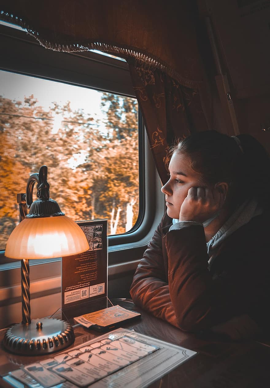 девушка, поезд, путешествовать, в помещении, окно, один человек, технология, люди, Таблица, образ жизни, за работой