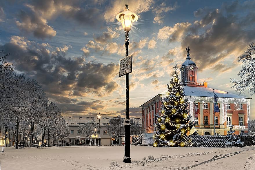 Városháza, piactér, Templin, Uckermark, Brandenburg, téli, téli táj, fenyőfa, Karácsony, tűzcsap, hó