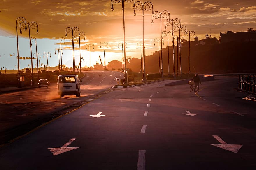 zonsondergang, wegen, verkeer, auto's, voertuigen, straat, straatlantaarns, straatverlichting, pijlen, zonsopkomst, Cuba