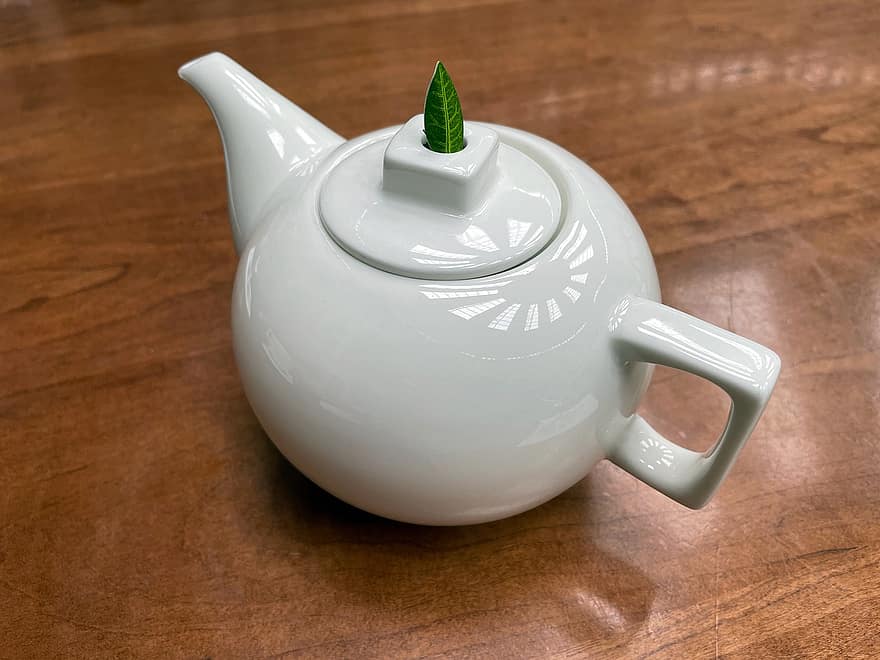 konvice na čaj, čaj, odpolední čaj, horký nápoj, nápoj, bílý, keramický, porcelán, list, dřevěný, stůl