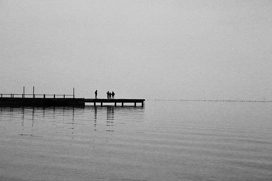 tó, dokk, emberek, móló, horizont, víz, sétány, férfiak, felnőtt, nők, fekete és fehér
