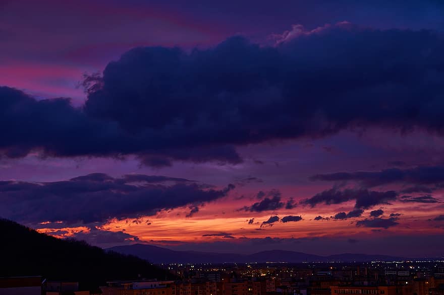 auringonlasku, kaupunki, kaupunkikuvan, Skyling, pilviä, hämärä, iltahämärä, iltarusko, kaupungin valot, Brasov, Romania