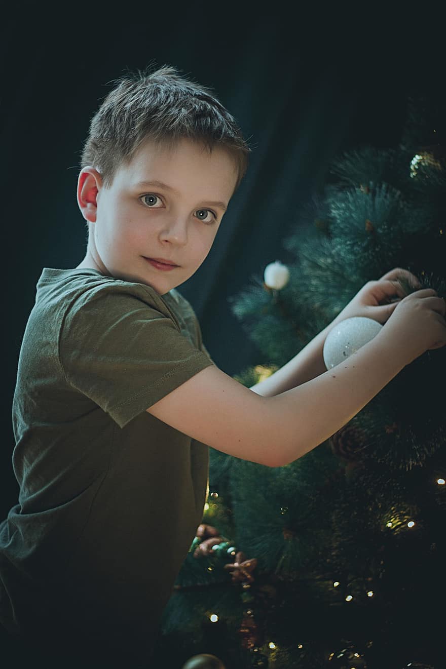 nouvel An, Noël, garçon, jouets de noël, des gamins, Décorer le sapin de Noël, décorations de Noël, bébé, enfant, garçon par l'arbre, Sapin de Noël