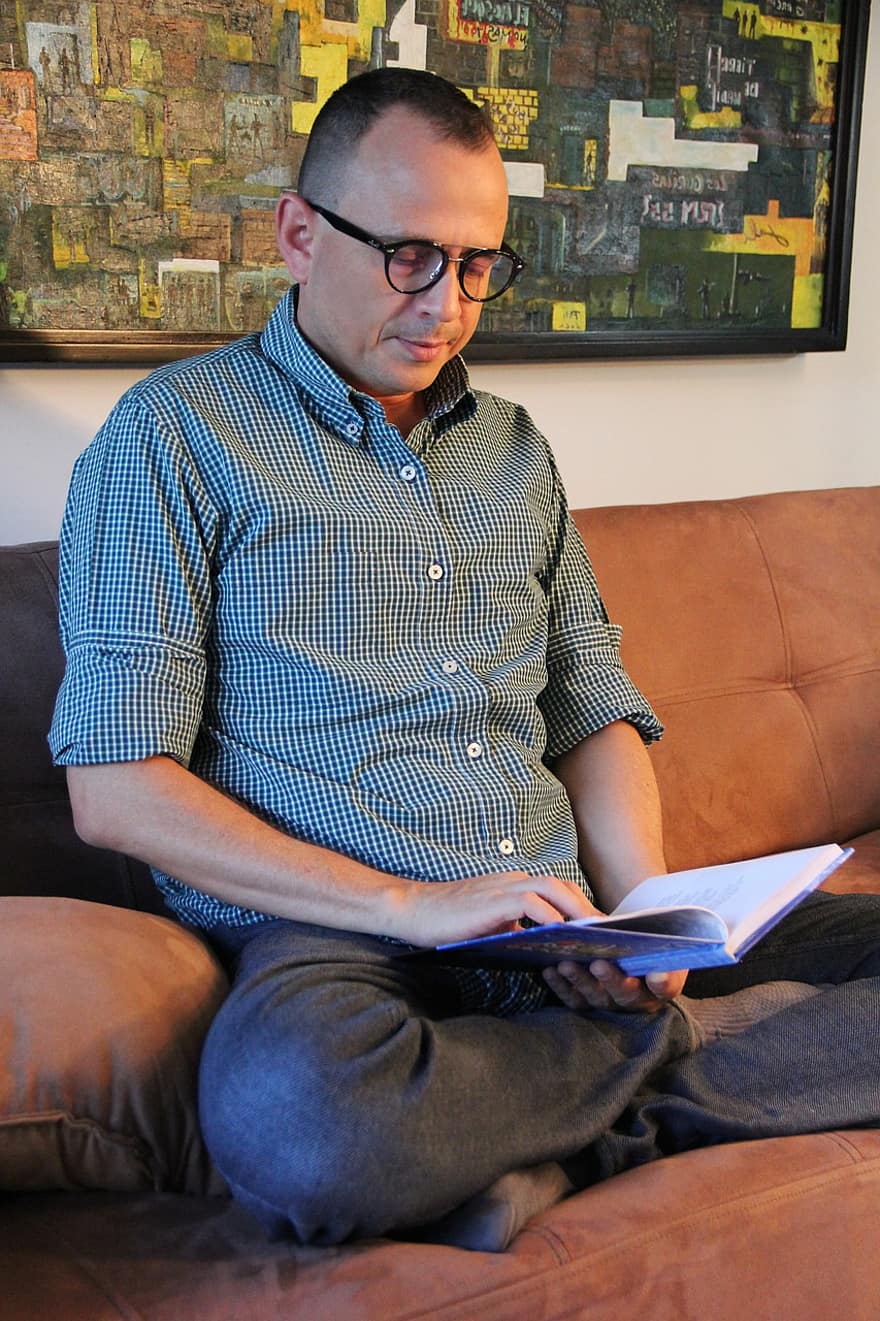 vyras, modelis, knyga, nešiojamas kompiuteris, Pastabos, akiniai, sofos, sėdi, rašytojas
