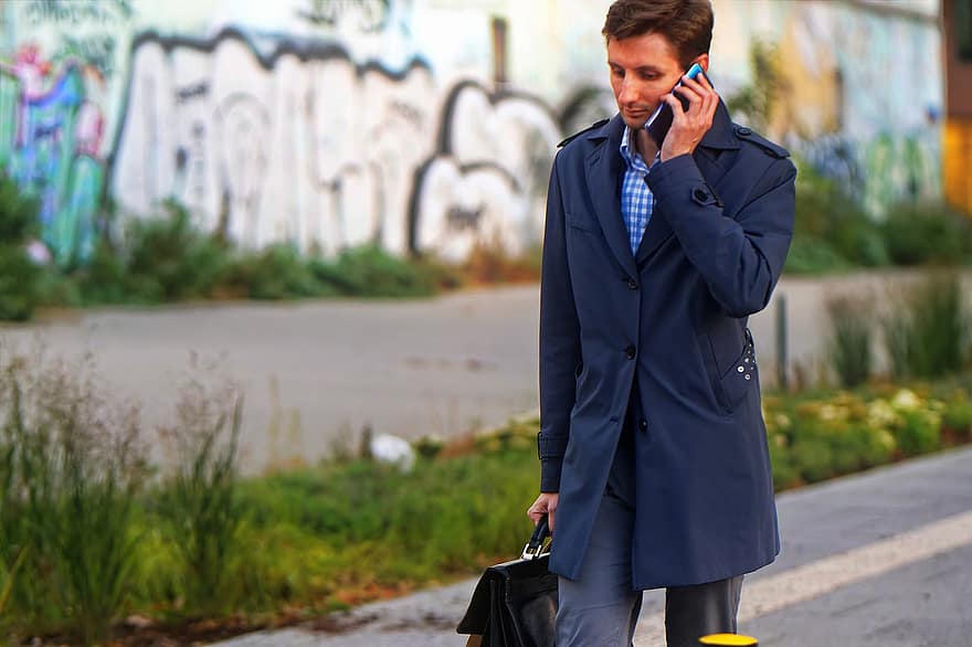 muž, sdělení, mobilní telefon, chytrý telefon, aktovka, chodník, ulice