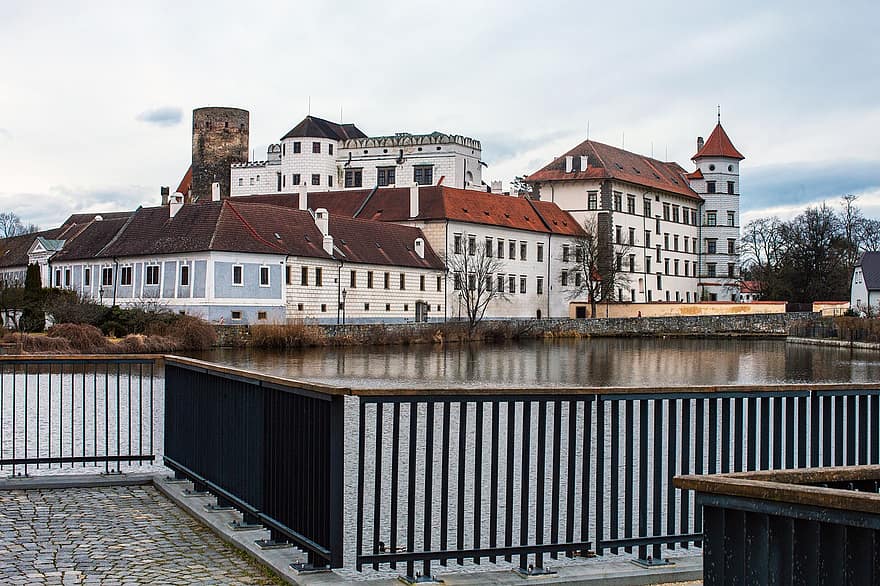 قلعة ، نهر ، jindřichův hradec ، نصب تذكاري ، بناء ، معلم معروف ، جاذبية ، تاريخي ، نيوهاوس ، السياحة ، مدينة