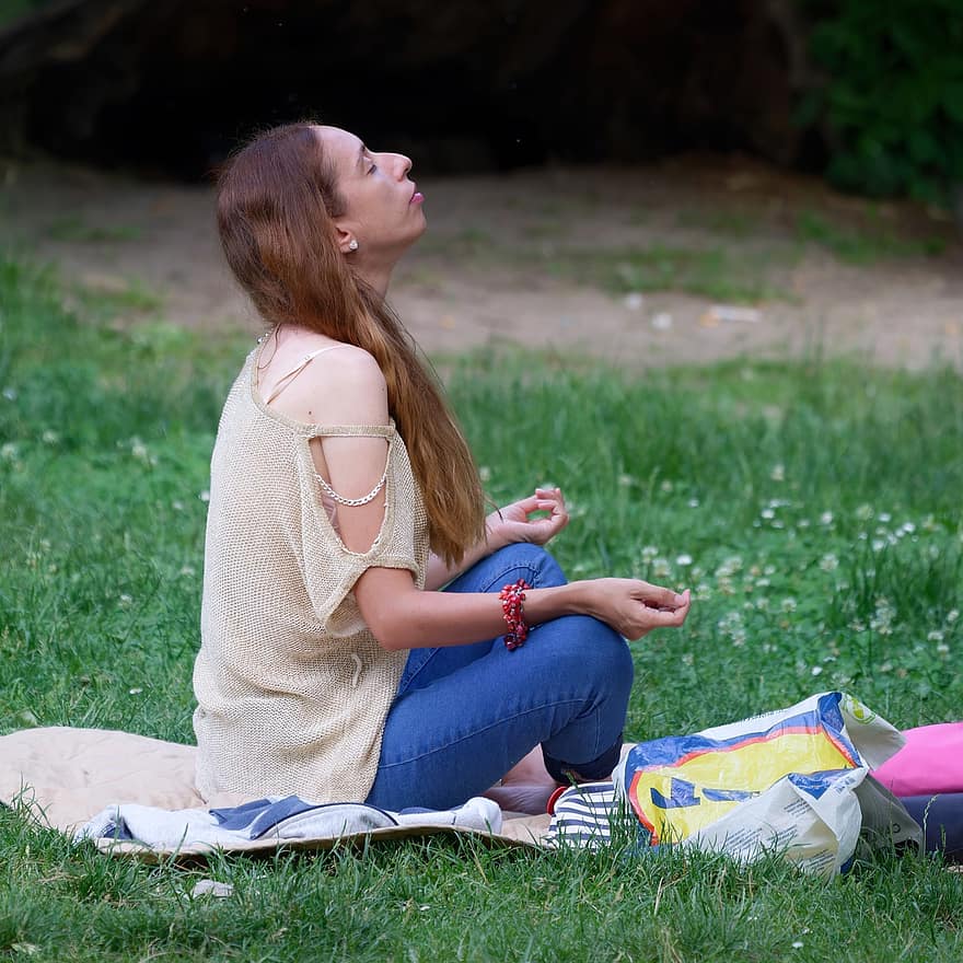 mulher, parque, meditando, meditação, atenção plena, ao ar livre, mulheres, grama, estilos de vida, uma pessoa, verão