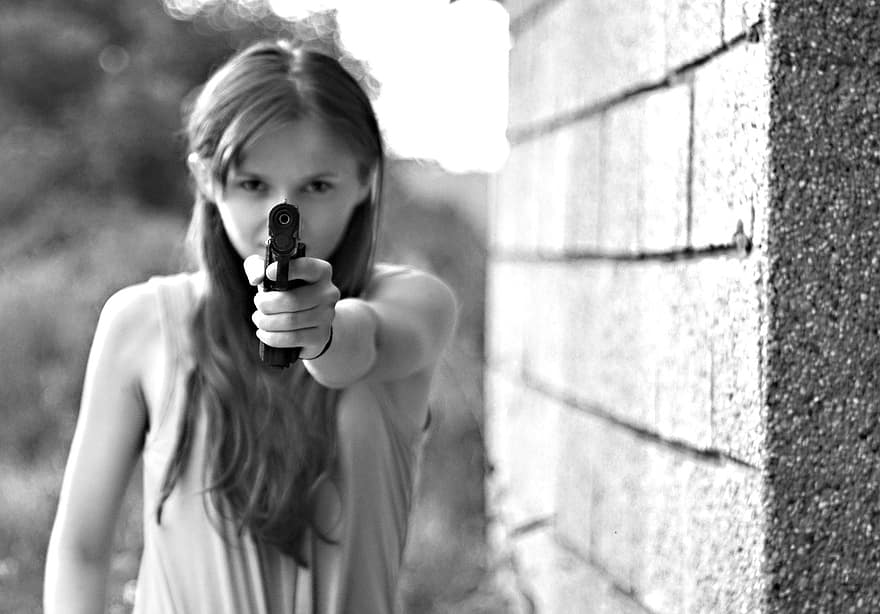 молодая женщина, подростковый возраст, пистолет, оружие