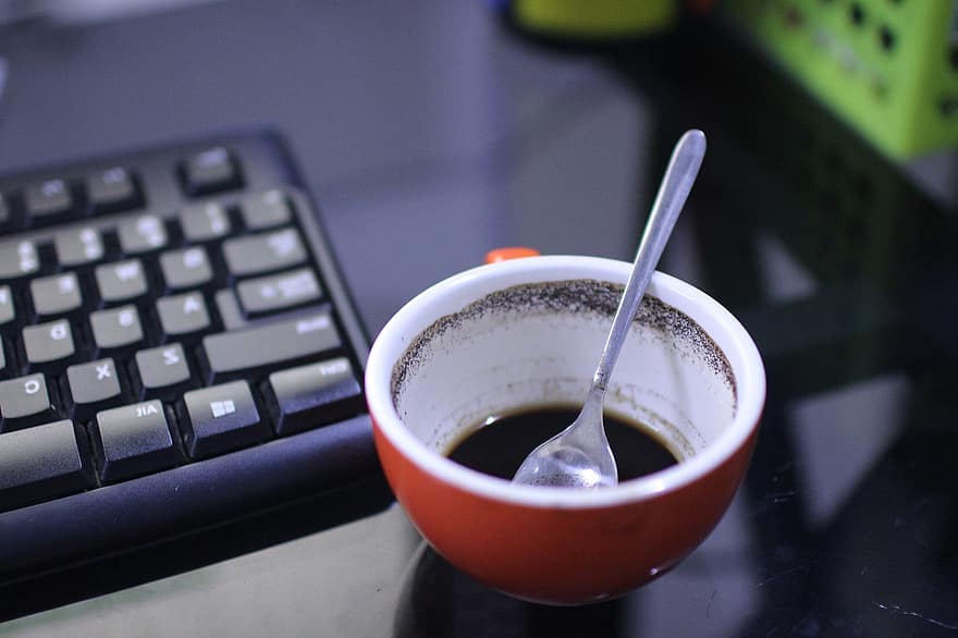 Prázdný šálek Kávy Vedle Klávesnice, káva, pracovní stůl, lavice, kancelář, počítač, práce, pracoviště, pohár
