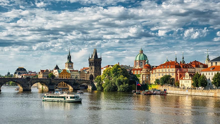 Prāga, pilsēta, tilts, upe, laiva, ēkām, baznīca, pils, viduslaiku, gotiskais, vēsturiska