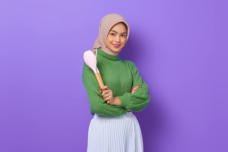mulher, cozinhando, hijab, utensílios de cozinha, retrato