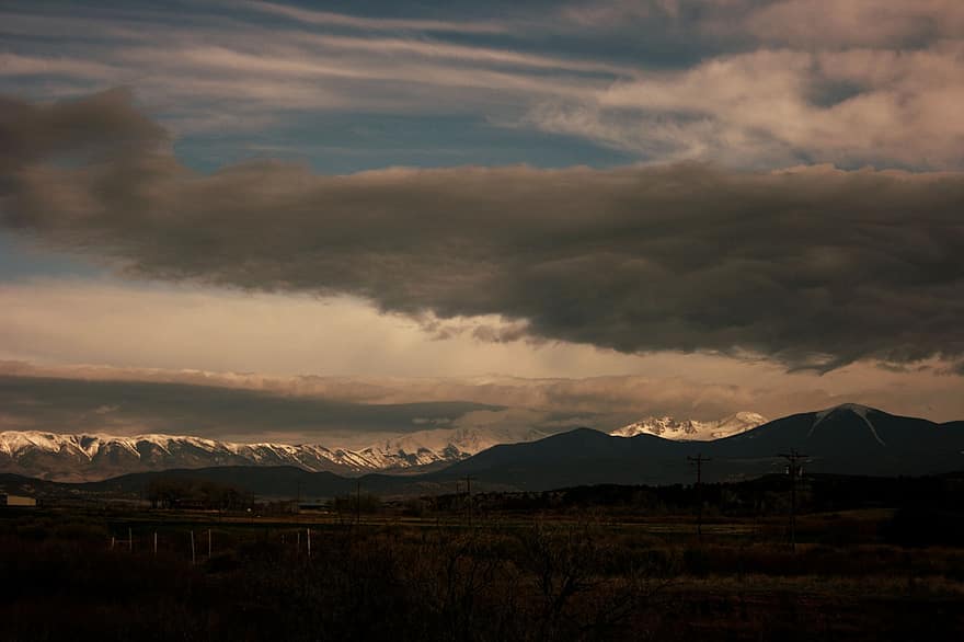 les montagnes, champ, le coucher du soleil, ciel, des nuages, panorama, chaîne de montagnes, paysage, sombre, foncé, Colorado